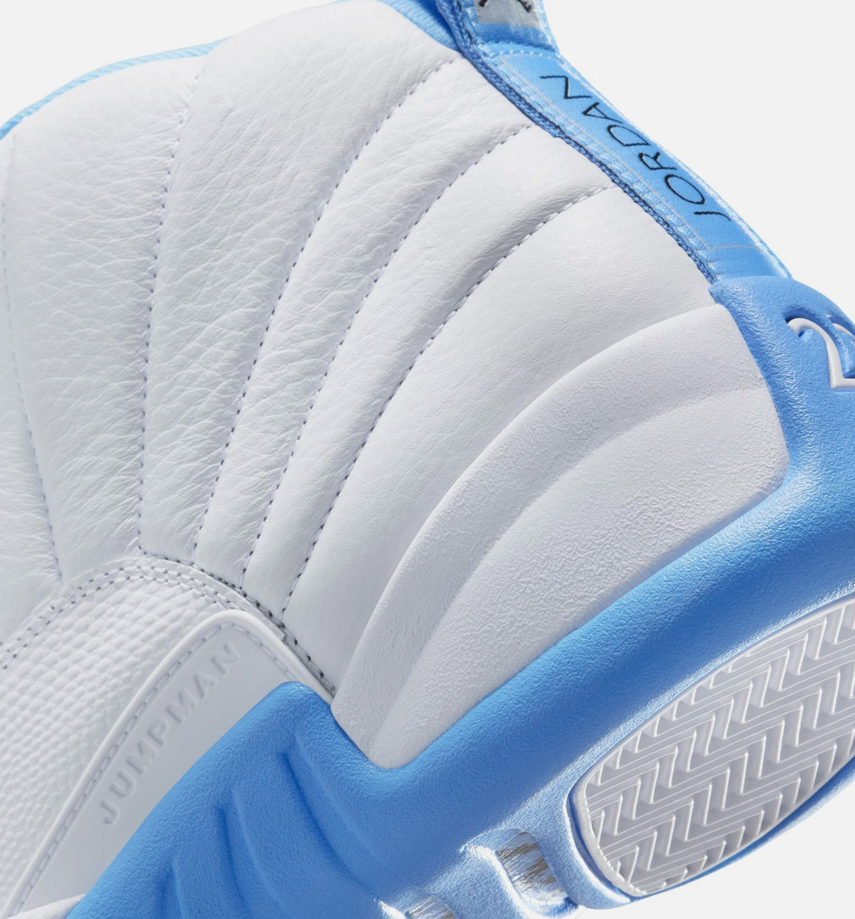 Air Jordan 12 Retro White and University Blue 男子运动鞋 - 白/大学蓝/金属银