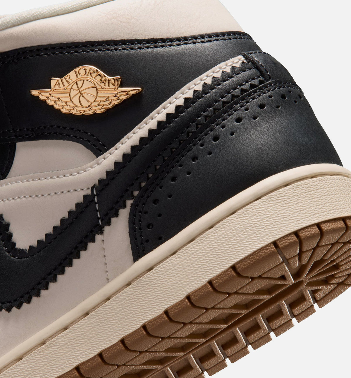 Air Jordan 1 Mid SE 女款生活方式运动鞋 - 深色黑/粉笔灰/珍珠白