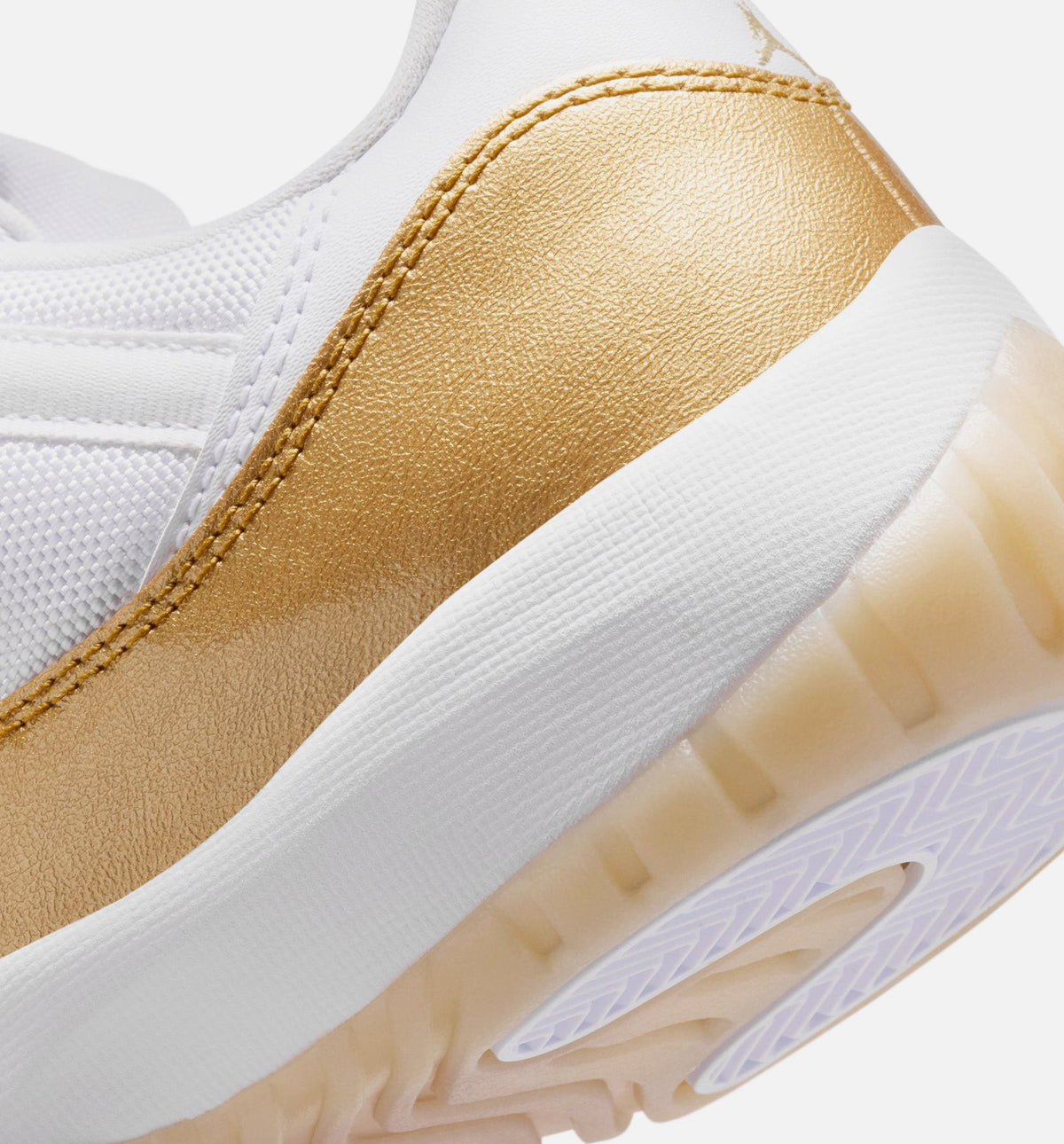 Air Jordan 11 Retro Low Mother's Day 女子运动鞋 - 白/金属金/队金