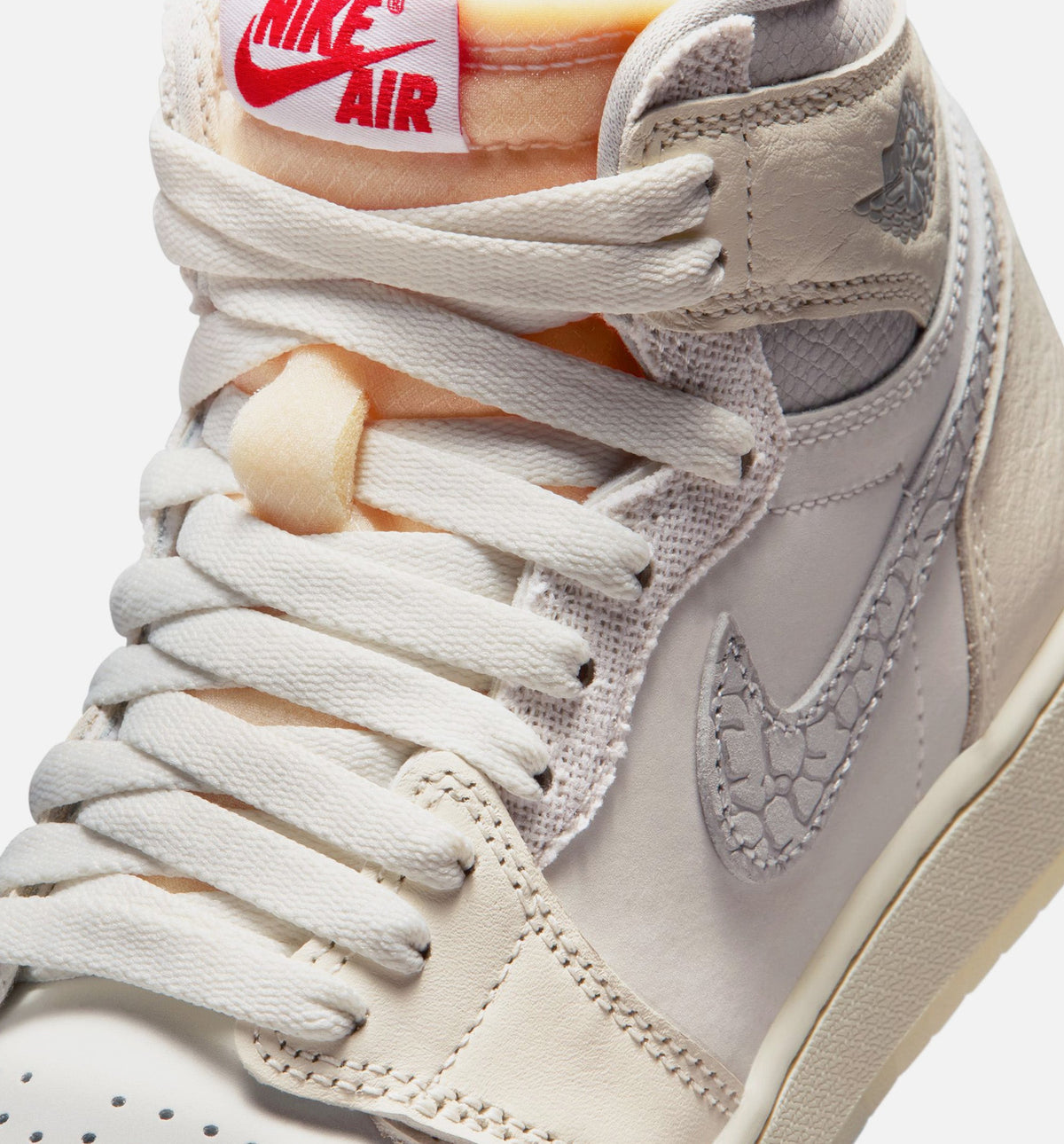 Air Jordan 1 Retro High OG 大童生活方式运动鞋 - 帆白/大学红/淡象牙/橘芒山白/幻影（Sail）