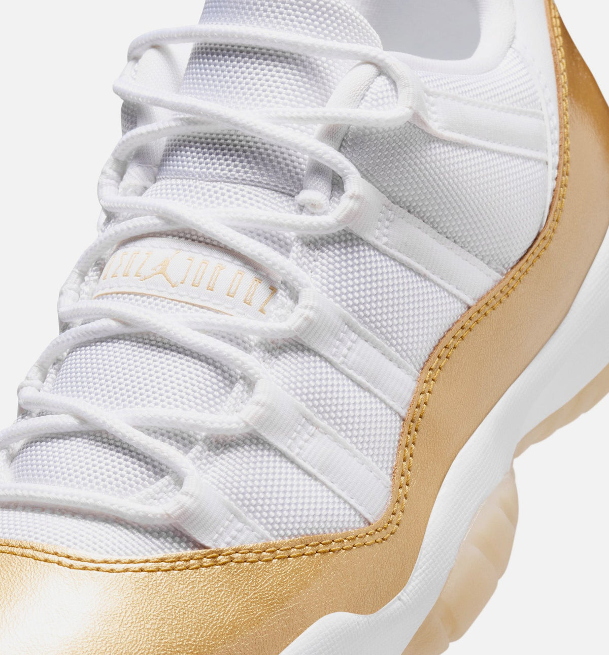 Air Jordan 11 Retro Low Mother's Day 女子运动鞋 - 白/金属金/队金