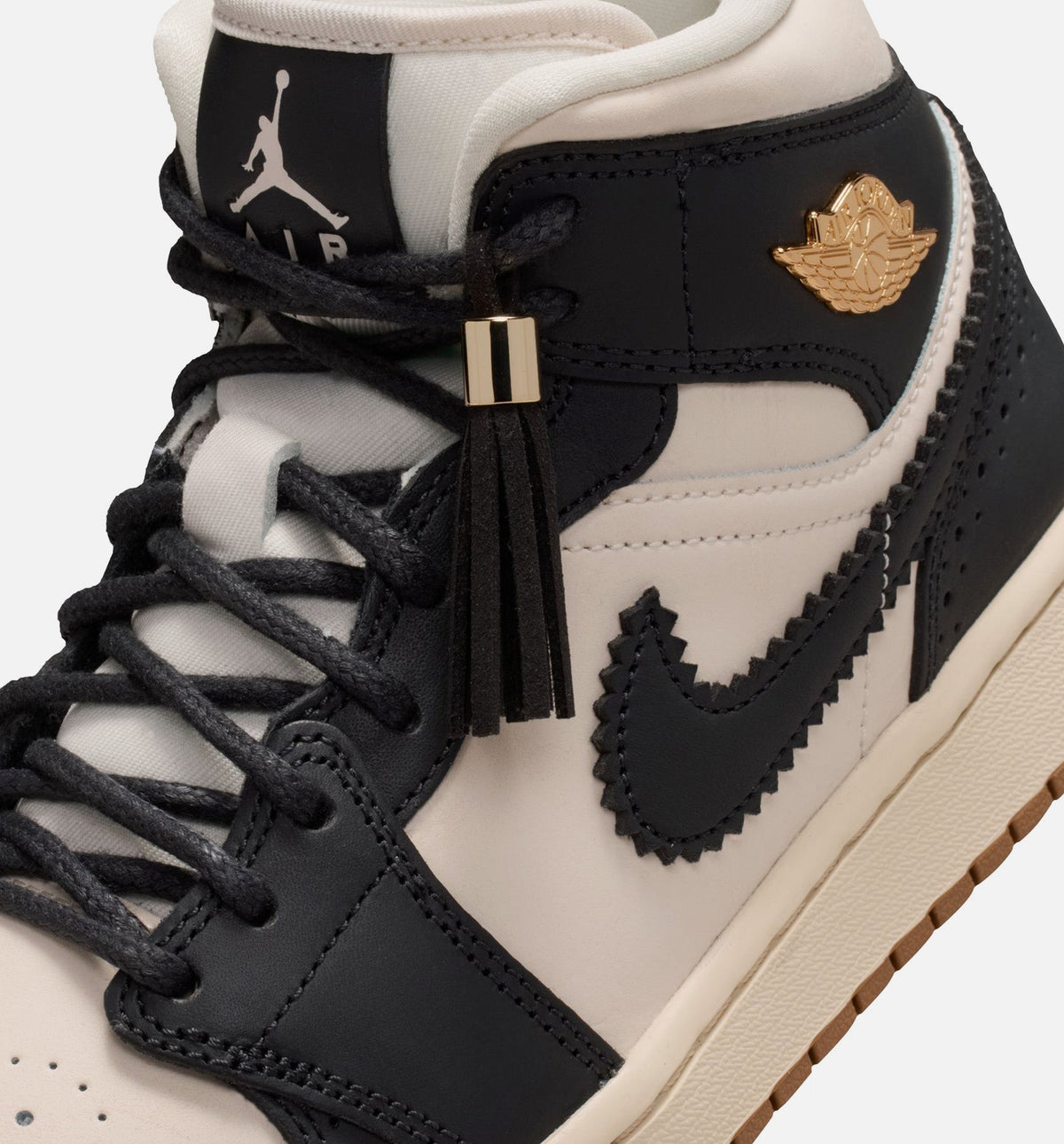 Air Jordan 1 Mid SE 女款生活方式运动鞋 - 深色黑/粉笔灰/珍珠白
